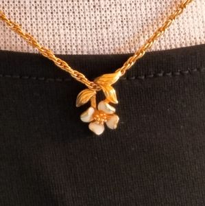 Avon Vintage Petite White Enamel Dainty Flower Necklace On Goldtone Chain